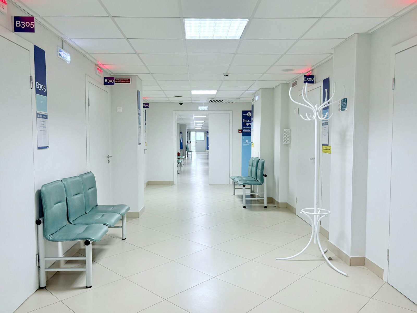 Aydınlık klinik koridoru