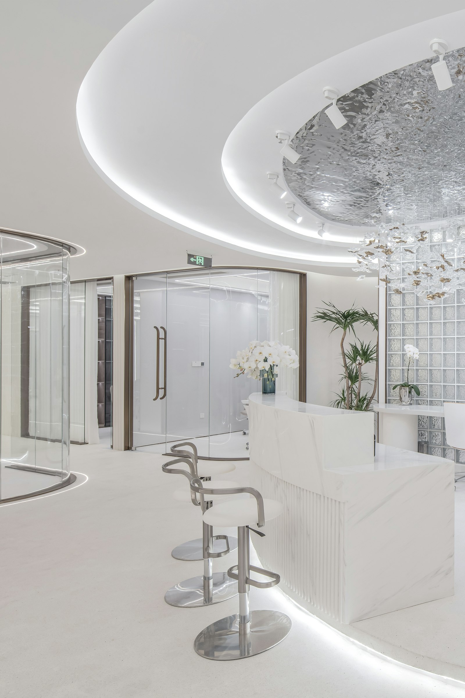 Beyaz, kavisli modern klinik iç mekânı